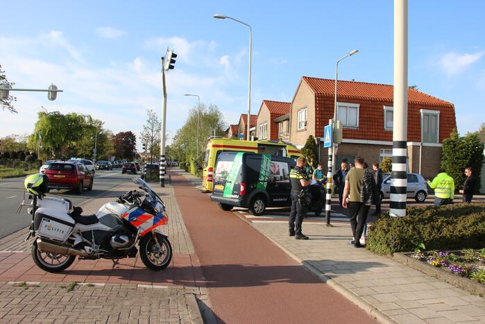 Scooterrijder gewond bij botsing met bestelbus