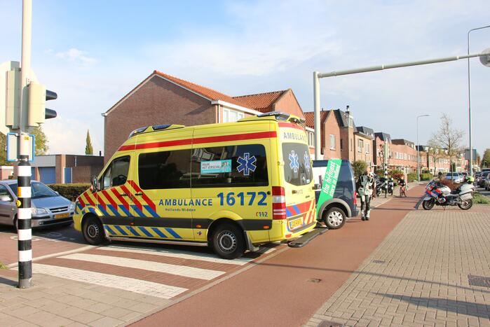 Scooterrijder gewond bij botsing met bestelbus