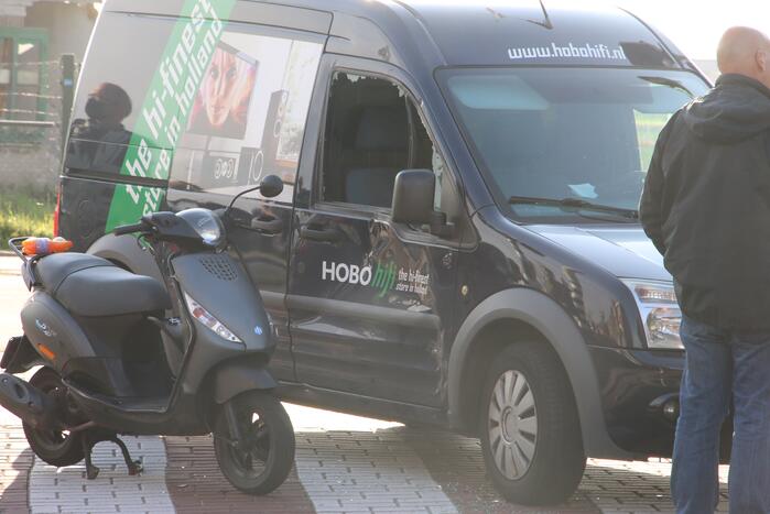 Scooterrijder gewond bij botsing met bestelbus