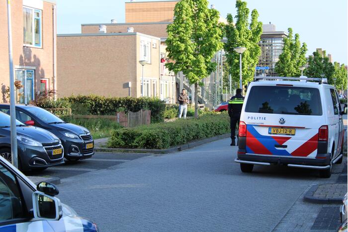 Bestuurder vlucht voor vrouw met stok door aanrijding