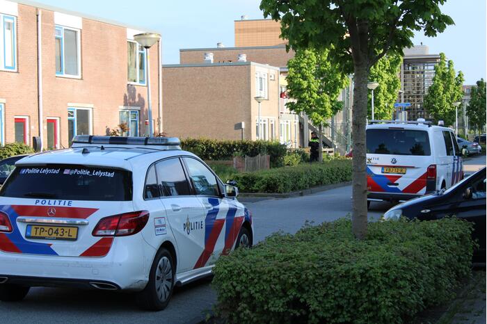 Bestuurder vlucht voor vrouw met stok door aanrijding