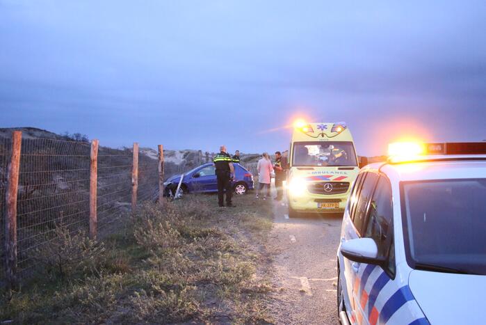 Gewonde nadat auto door hek rijdt
