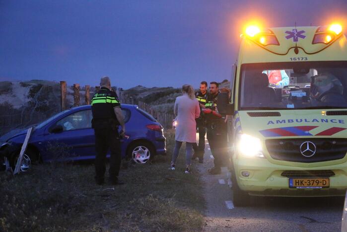 Gewonde nadat auto door hek rijdt