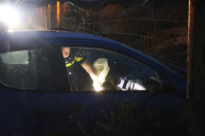 Gewonde nadat auto door hek rijdt