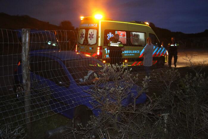 Gewonde nadat auto door hek rijdt