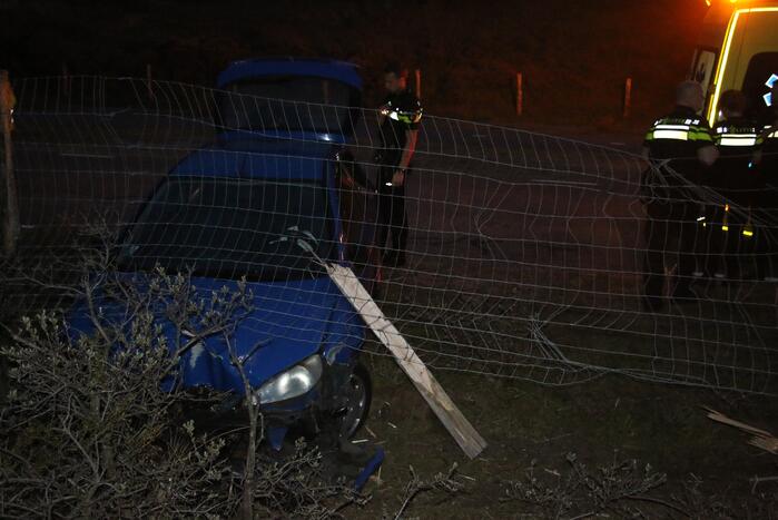 Gewonde nadat auto door hek rijdt