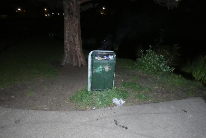 Brandweer blust brand in prullenbak