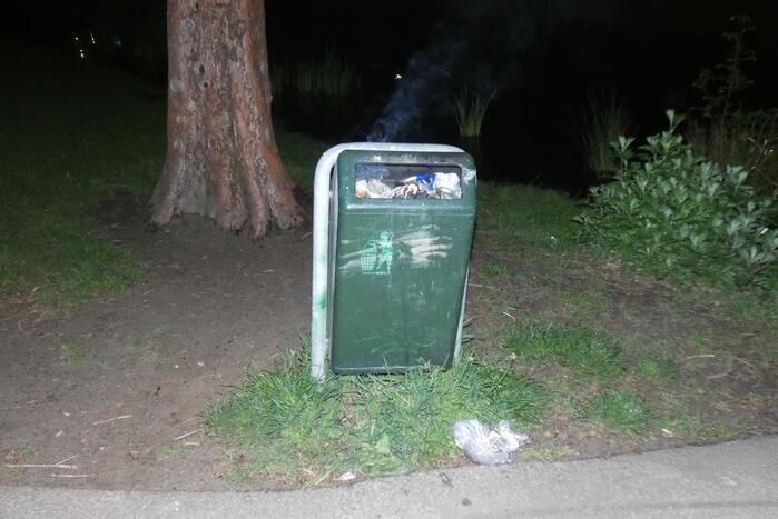 Brandweer blust brand in prullenbak