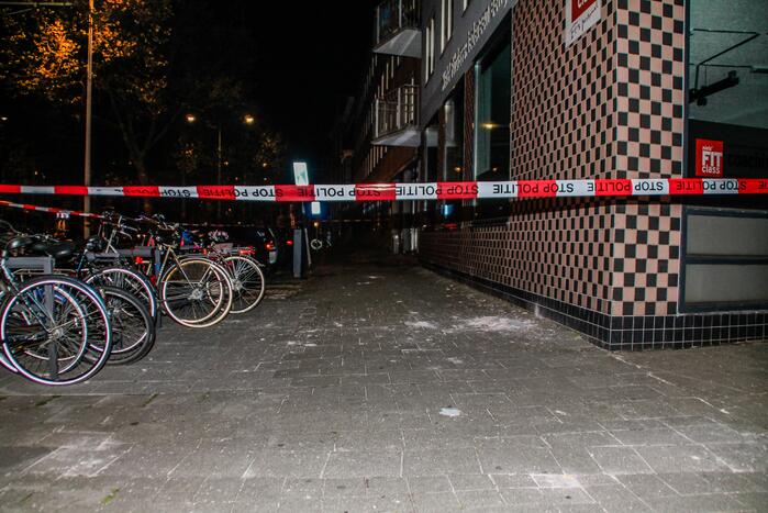 Groot stuk betonnen gevel laat los