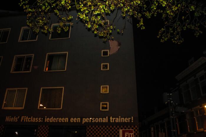 Groot stuk betonnen gevel laat los