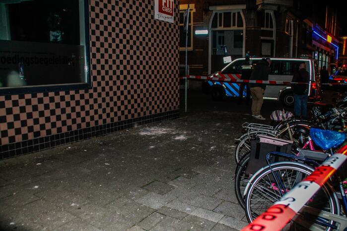 Groot stuk betonnen gevel laat los