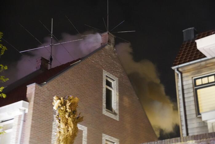 Veel rookontwikkeling bij brand in woning