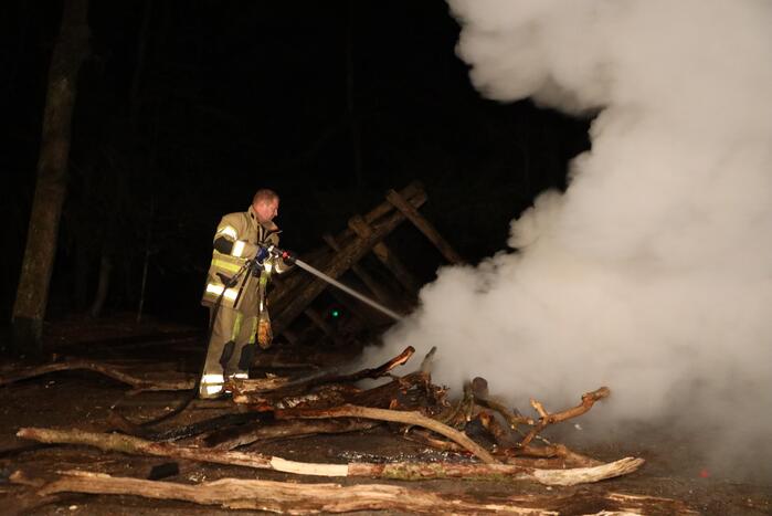 Brandweer blust door jongeren in brand gestoken kampvuur