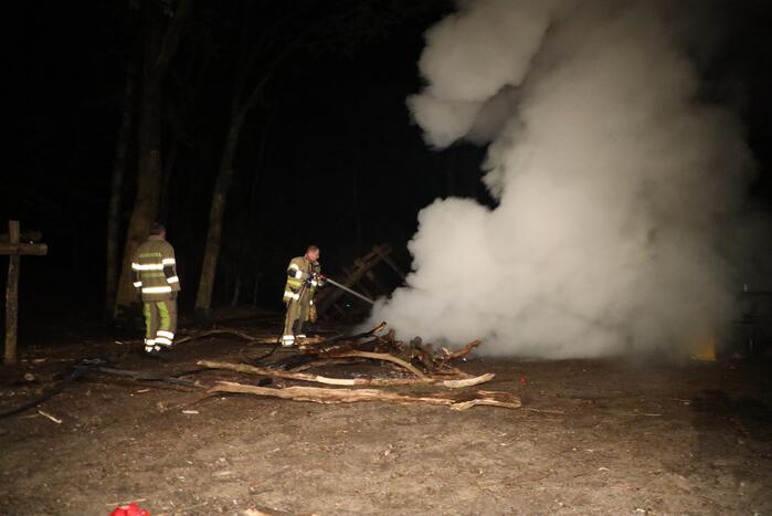 Brandweer blust door jongeren in brand gestoken kampvuur