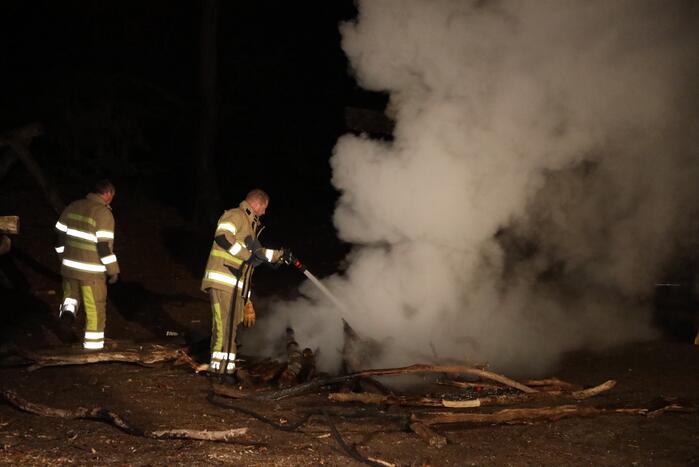 Brandweer blust door jongeren in brand gestoken kampvuur