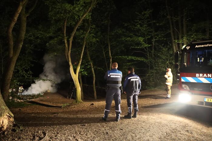 Brandweer blust door jongeren in brand gestoken kampvuur