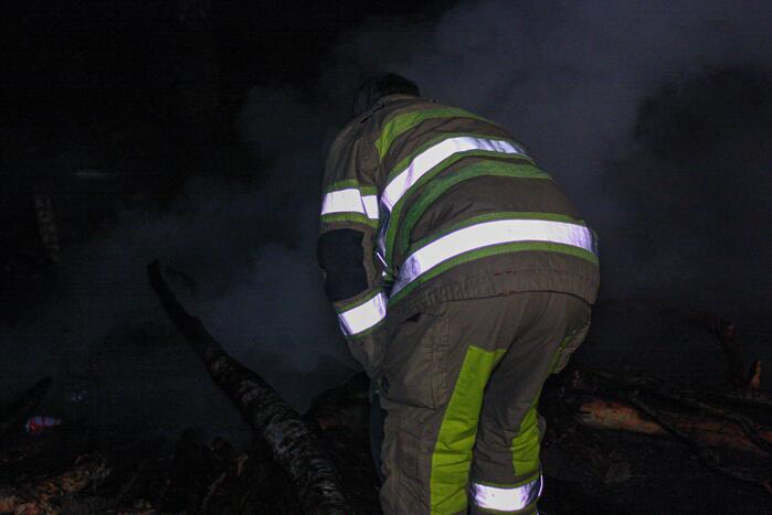 Brandweer blust door jongeren in brand gestoken kampvuur