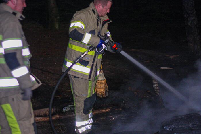 Brandweer blust door jongeren in brand gestoken kampvuur