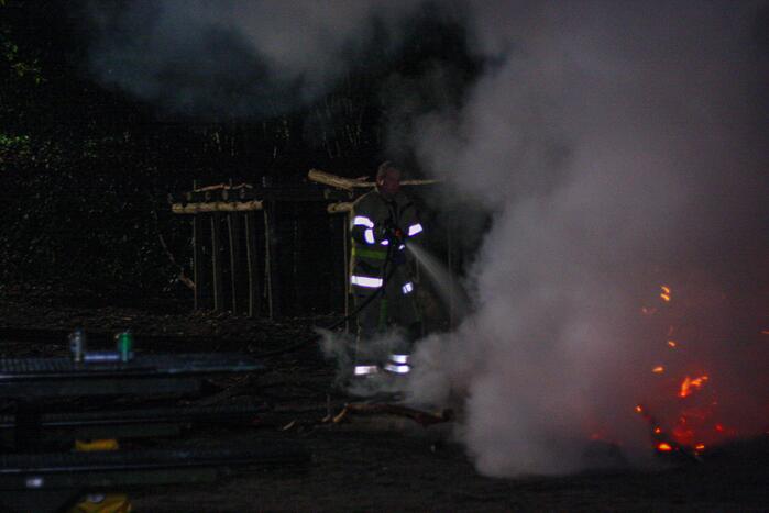 Brandweer blust door jongeren in brand gestoken kampvuur