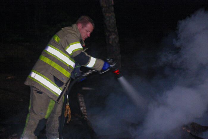 Brandweer blust door jongeren in brand gestoken kampvuur