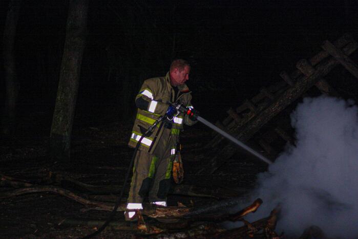 Brandweer blust door jongeren in brand gestoken kampvuur