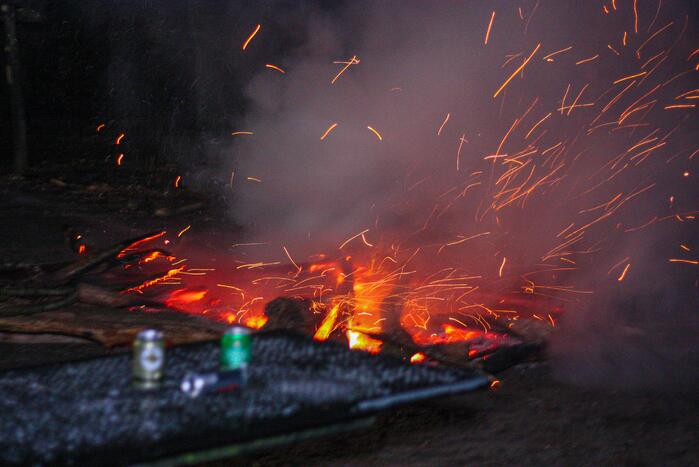 Brandweer blust door jongeren in brand gestoken kampvuur