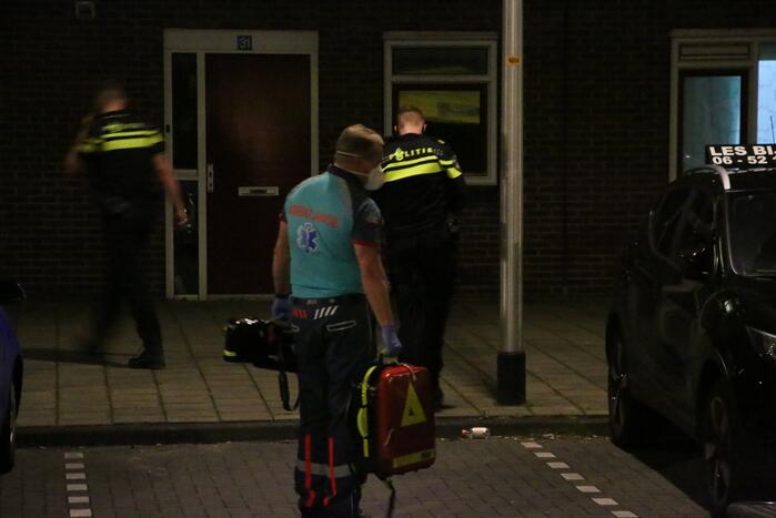 Persoon met verward gedrag uit flat gehaald