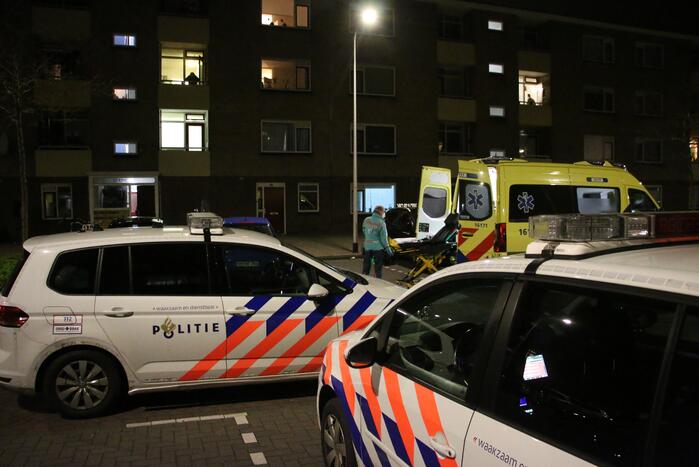 Persoon met verward gedrag uit flat gehaald