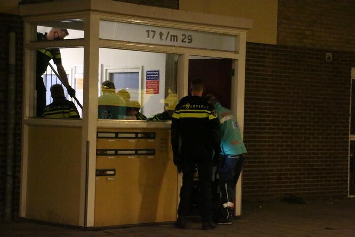 Persoon met verward gedrag uit flat gehaald