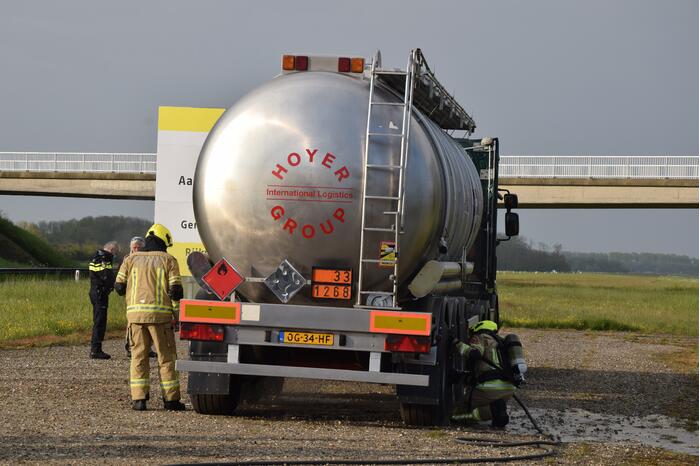 Vrachtwagen met brandbare stof rookt