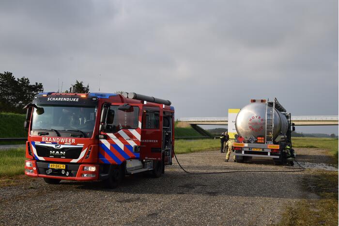 Vrachtwagen met brandbare stof rookt