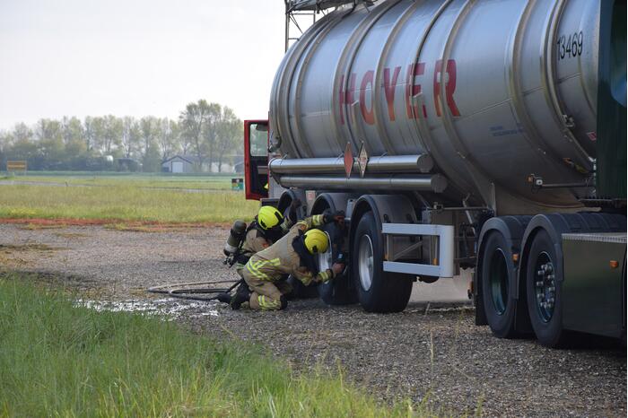 Vrachtwagen met brandbare stof rookt