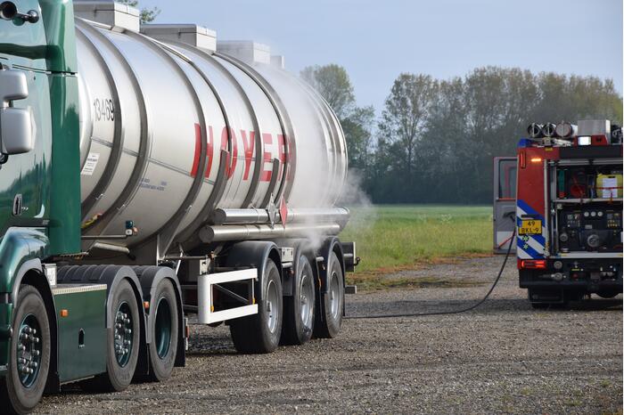 Vrachtwagen met brandbare stof rookt