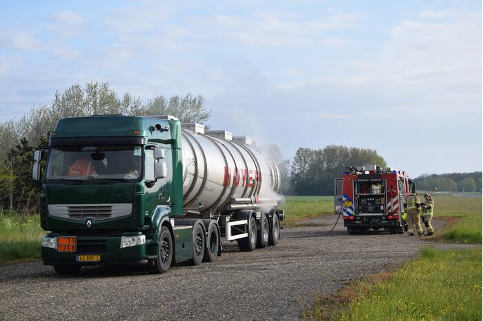 Vrachtwagen met brandbare stof rookt