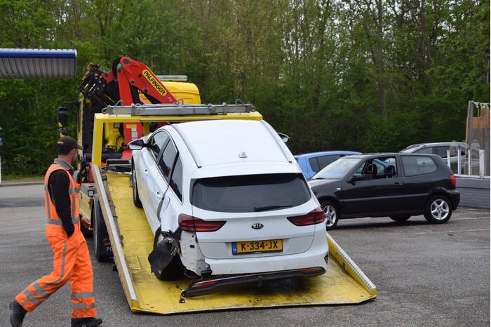 Veel schade bij botsing bij tankstation