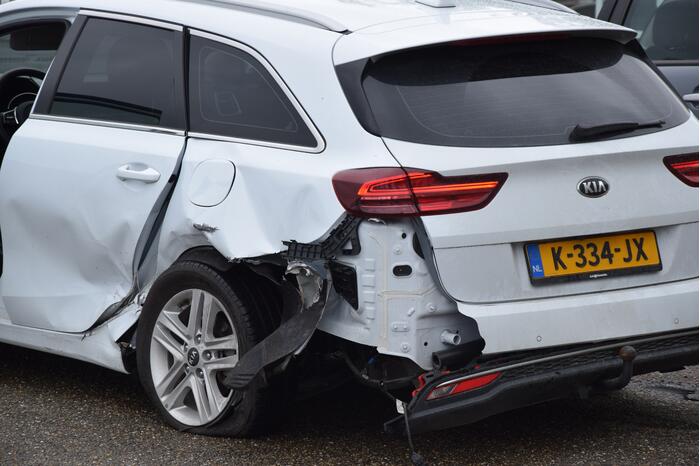 Veel schade bij botsing bij tankstation