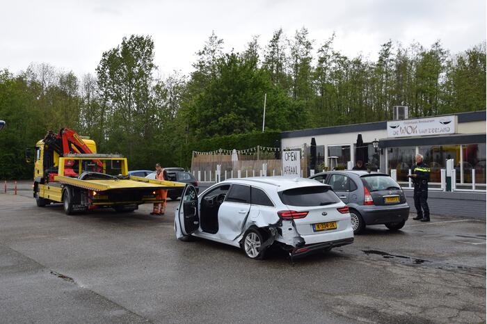Veel schade bij botsing bij tankstation