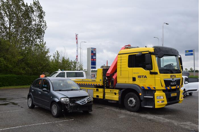 Veel schade bij botsing bij tankstation