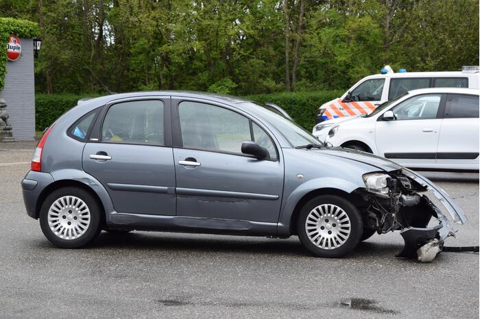 Veel schade bij botsing bij tankstation