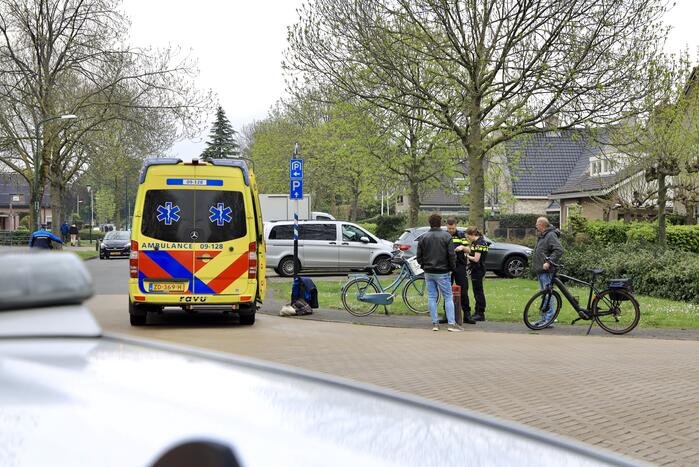 Fietsster geschept door auto
