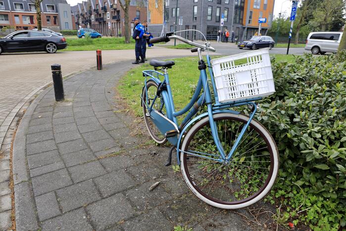 Fietsster geschept door auto