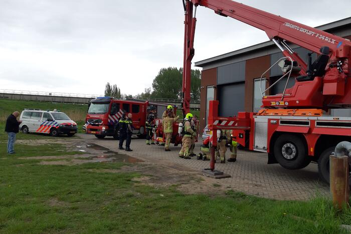Onderzoek naar rook in loods