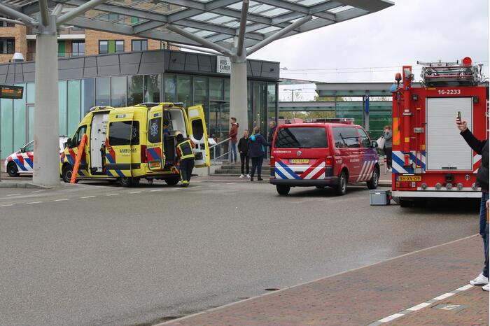 Persoon zwaargewond bij aanrijding op station