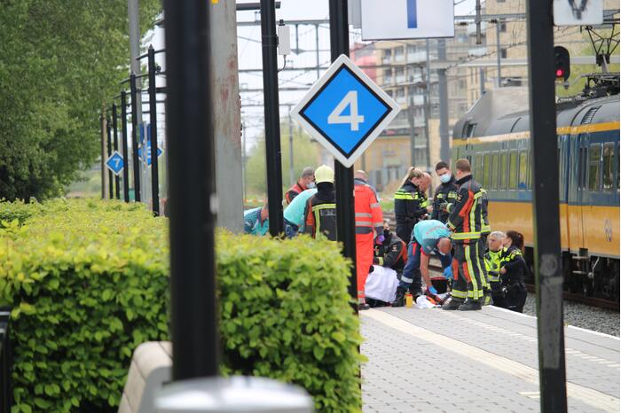 Persoon zwaargewond bij aanrijding op station