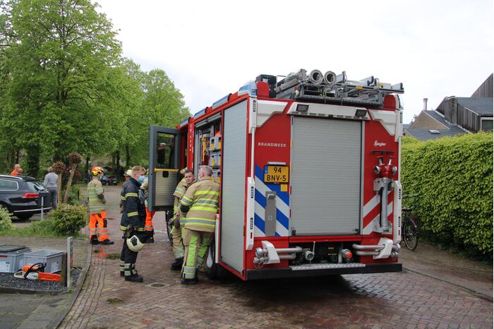 Brandweer zaagt boom in stukken