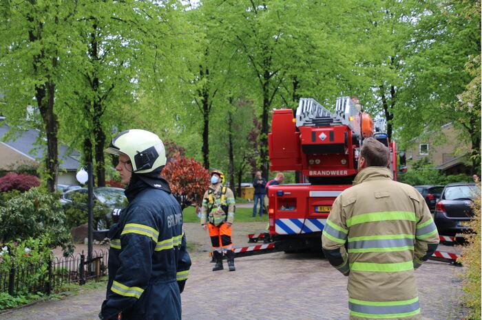 Brandweer zaagt boom in stukken