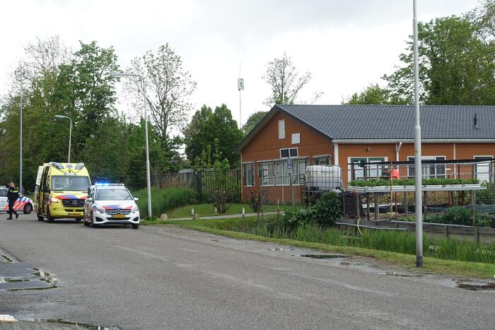 Persoon zwaargewond op volkstuinencomplex