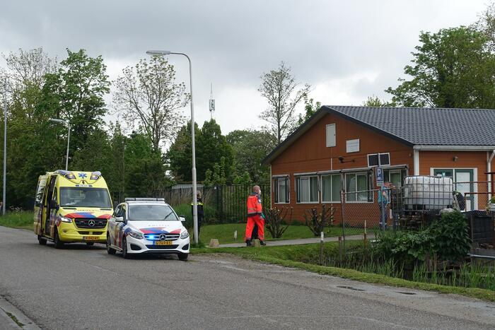 Persoon zwaargewond op volkstuinencomplex