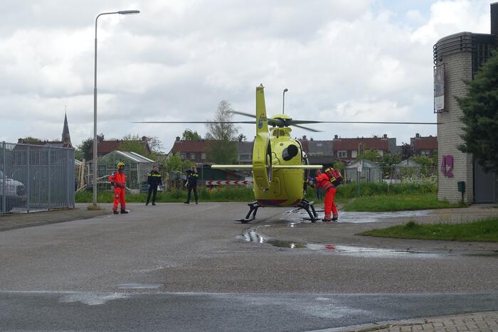 Persoon zwaargewond op volkstuinencomplex