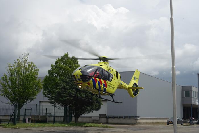 Persoon zwaargewond op volkstuinencomplex